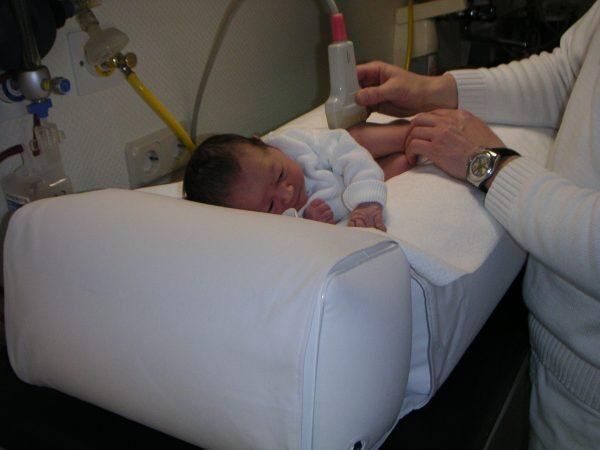 Dr. Winkler Sonolagerungsschiene mit U-Schale zur Anwendung bei der Hüftsonographie von Säuglingen