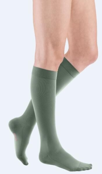 Mediven Plus Trendfarben 2023 strapazierfähige Kompressionsstrümpfe Salbeigrün und Flieder