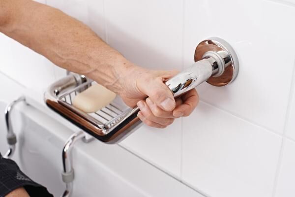 RIDDER Bad Winkel-Haltegriff Sam M mit ergonomisch geformter Grifffläche inkl. Ablagekorb