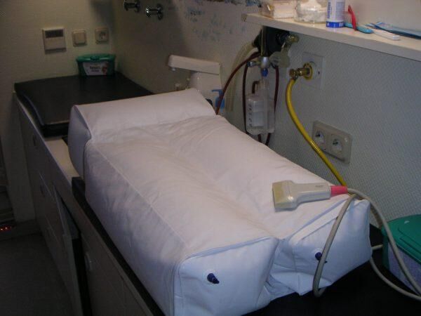 Dr. Winkler Sonolagerungsschiene mit U-Schale zur Anwendung bei der Hüftsonographie von Säuglingen