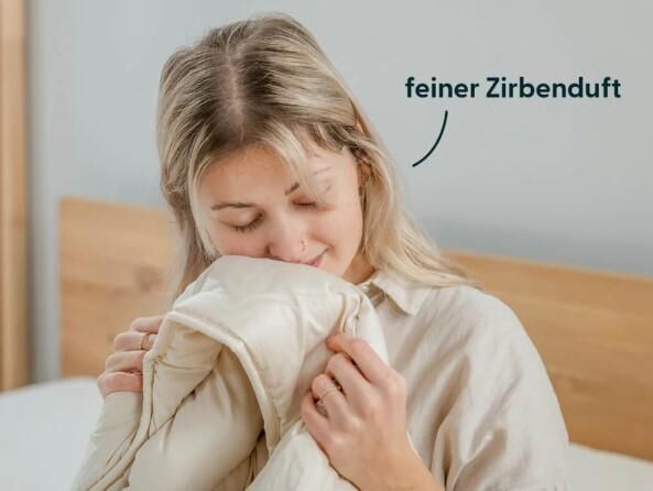 JONA SLEEP Bio Ganzjahres-Bettdecke Zirbe mit beruhigend wirkenden Zirbenflocken