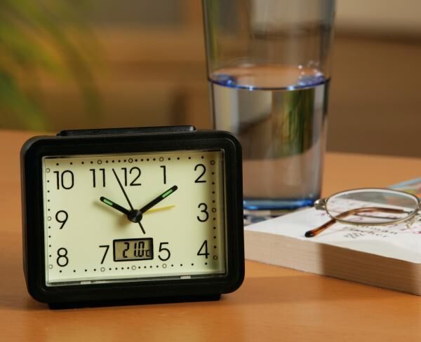 Deeel Captain Clever Wecker leuchtend mit Temperaturanzeige in rechteckiger Form