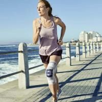 Vorschau: BAUERFEIND GenuTrain S Kniebandage mit Gelenkschienen für mehr Seitenstabilität