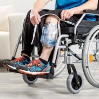 Vorschau: suprima Reha Flex Hose mit unterschiedlichen Öffnungsvarianten am Bein, verschiedene Größen