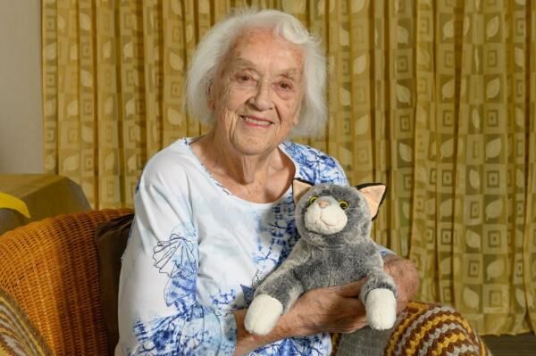 RobiCare® Aktivkatze® Plüschtier "Lucky" Demenz-Therapiekatze