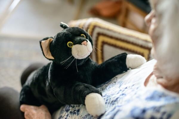 RobiCare® Aktivkatze® Plüschtier "Blacky" Demenz-Therapiekatze