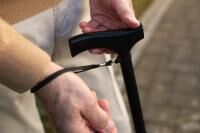 Vorschau: RIDDER Gehstock Ally faltbar mit Aufhänglasche schwarz, höhenverstellbar 80,5 bis 90,5 cm