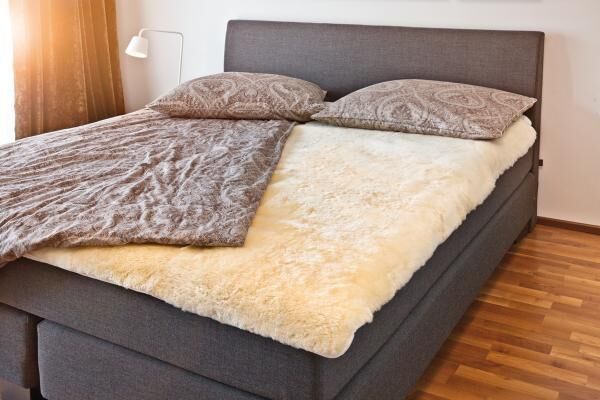 fellhof Betteinlage Classic aus Lammfell unterfüttert und hygienisch in versch. Größen
