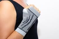 Vorschau: ANTAR Handgelenkbandage mit Silikonverstärkungen sorgen für eine leichte Kompression am Handgelenk