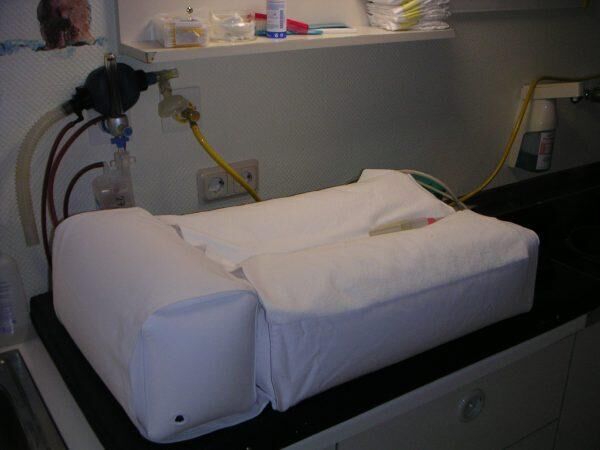 Dr. Winkler Sonolagerungsschiene mit U-Schale zur Anwendung bei der Hüftsonographie von Säuglingen