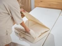 Vorschau: JONA SLEEP Bio Ganzjahres-Bettdecke Zirbe mit beruhigend wirkenden Zirbenflocken