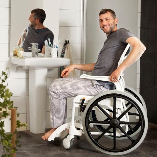etac Clean Dusch- und Toilettenrollstuhl 24" mit Bremsen an beiden Rädern, Armlehnen schwenkbar