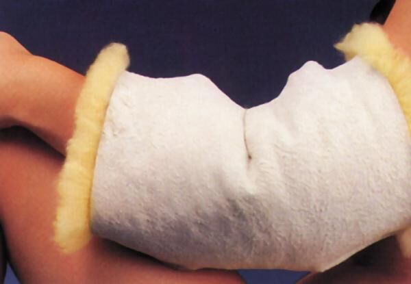 Pellis Medica Ellenbogenschoner aus echtem Schaffell, individuell einstellbar durch Klettverschluss