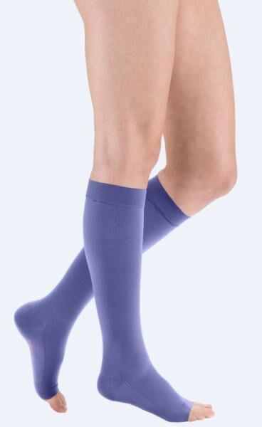 Mediven Plus Trendfarben 2023 strapazierfähige Kompressionsstrümpfe Salbeigrün und Flieder