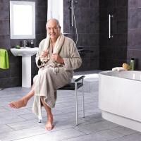 Vorschau: RIDDER Bad-Hocker Zac mit Armlehnen, schwarz, mit rutschhemmenden Fußstopfen