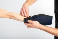 Vorschau: suprima CarePlus Patienten-Schutzhandschuhe, Schützt vor Eigenaggression