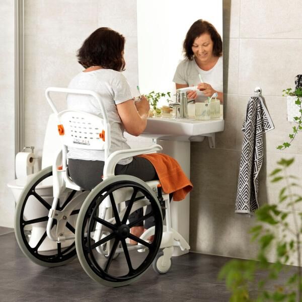 etac Clean Dusch- und Toilettenrollstuhl 24" mit Bremsen an beiden Rädern, Armlehnen schwenkbar