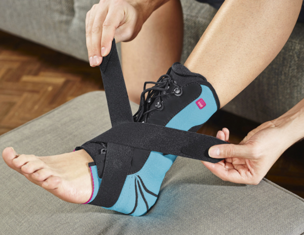 medi Levamed stabili-tri Sprunggelenkorthese, stabilisiert und mobilisiert verletzte Sprunggelenke