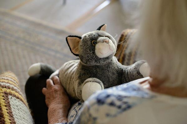 RobiCare® Aktivkatze® Plüschtier "Lucky" Demenz-Therapiekatze