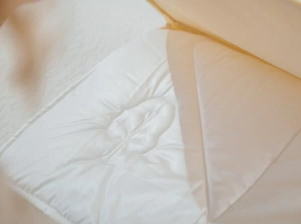 JONA SLEEP Bio Ganzjahres-Bettdecke Tencelfaser für ein optimales Feuchtigkeits- und Temperaturmanag