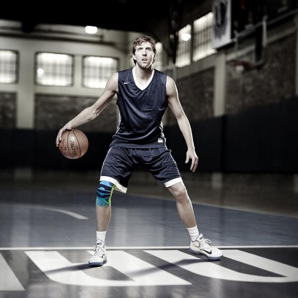 BAUERFEIND Sports Knee Support Kniebandage. Stabilisiert das Knie und kontrollierte Bewegungsabläufe