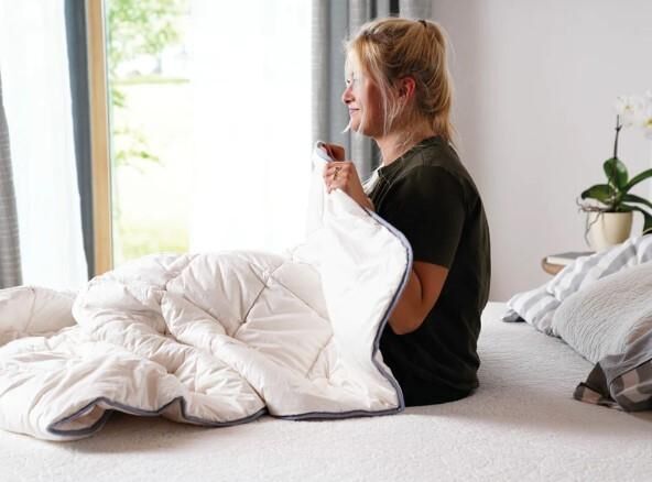 JONA SLEEP Ganzjahres-Bettdecke Kapok mit traumhaft leichter Kapokfaser