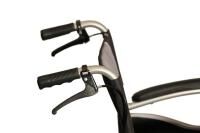 Vorschau: ANTAR faltbarer Rollstuhl mit Patientengurt, Bremsen für die Pflegekraft u. umklappbarer Rückenlehne