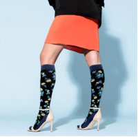 Vorschau: SupCare Stützstrumpf Kniestrümpfe mit Baumwolle für breite Waden KKL1, Blümchen Design