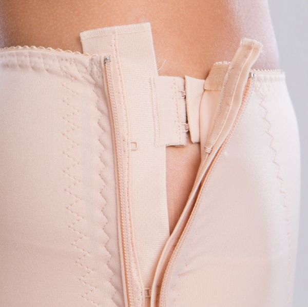 lipoelastic TF Comfort postoperative Kompressionshose kurz mit Hygieneöffnung u. Reißverschluss