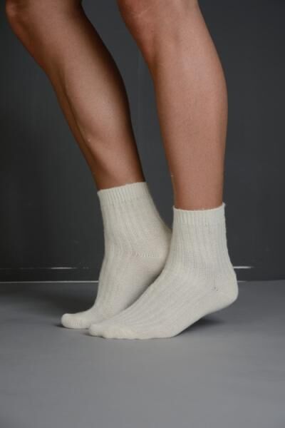 Moser Socken glatt mit Anti-Rutsch-Noppen mit 40 % Angora-Wolle