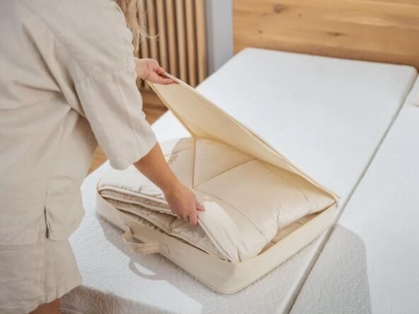 JONA SLEEP Bio Ganzjahres-Bettdecke Zirbe mit beruhigend wirkenden Zirbenflocken