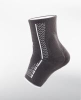 Vorschau: L&R Cellacare® Malleo Comfort Aktiv Sprunggelenkbandage komprimiert und stützt das Sprunggelenk