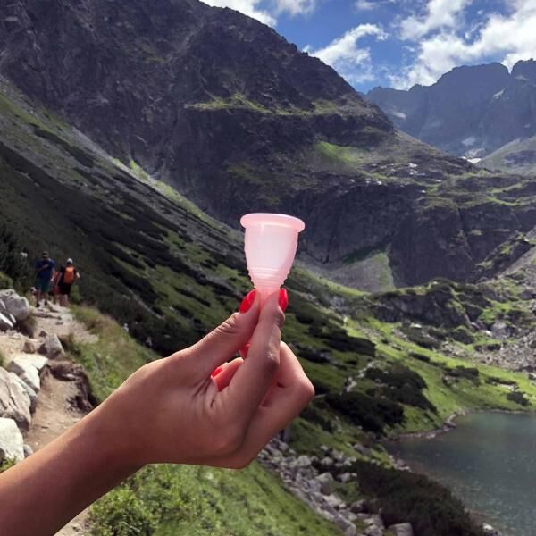 SELENACARE nachhaltige Periodencup Menstruationstasse starker Härtegrad inkl. Sterilisationsbehälter