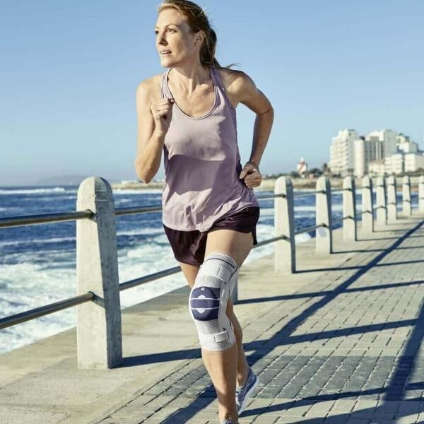 BAUERFEIND GenuTrain S Kniebandage mit Gelenkschienen für mehr Seitenstabilität