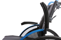 Vorschau: STRONGBACK Mobility FLIP Rollstuhl mit Rückenstütze, hochklappbaren Armlehnen und Trommelbremse